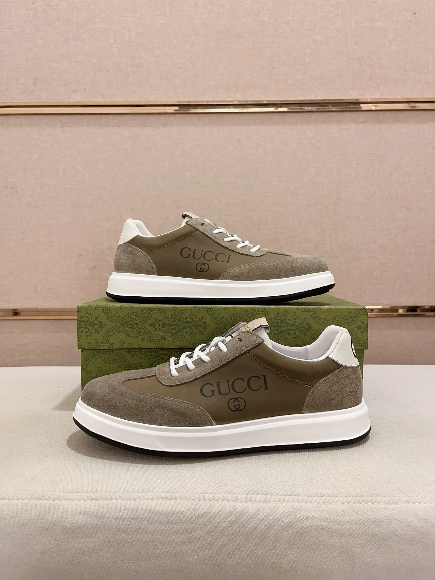 Men's shoes 💰 462 💰 High-quality new GUCCI counters are launched simultaneously. The new men's shoes, 😘fabrics are selected from imported cowhide, and the lining is sheepskin lining. 👍🏿 High-end ☄️ air-cushion molded anti-slip rubber outsole, exquisite lines, simple and elegant, comfortable and high-end for leisure travel. Code number: 38 to 44 (45 can be customized and cannot be returned or exchanged)